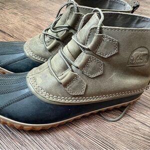 Sorel Women’s Black and Green Waterproof Lace-Up Duck Boots